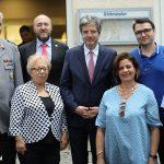 Fête de l’Amitié Franco-Allemande 2023 41 François Delattre, ambassadeur de France en Allemagne, entouré de Xavier Doucet, Martin Lücke, et Aurélien Beauthéac. Au premier rang, Nicole Krämer, Fatima Sanfourche et Helmut Kapell - Photo UFE © JFD.