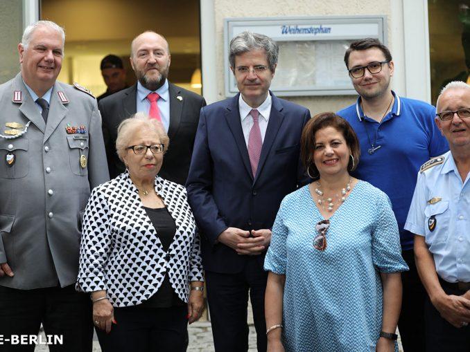 François Delattre, ambassadeur de France en Allemagne, entouré de Xavier Doucet, Martin Lücke, et Aurélien Beauthéac. Au premier rang, Nicole Krämer, Fatima Sanfourche et Helmut Kapell - Photo UFE © JFD.