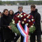 La libération de Ravensbrück et de Sachsenhausen 20 François Delattre dépose une gerbe à Ravensbrück — Photo — Joël-François Dumoint